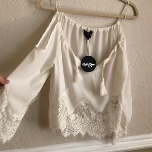 BEAUTIFUL white blouse or top w/ lace detail
